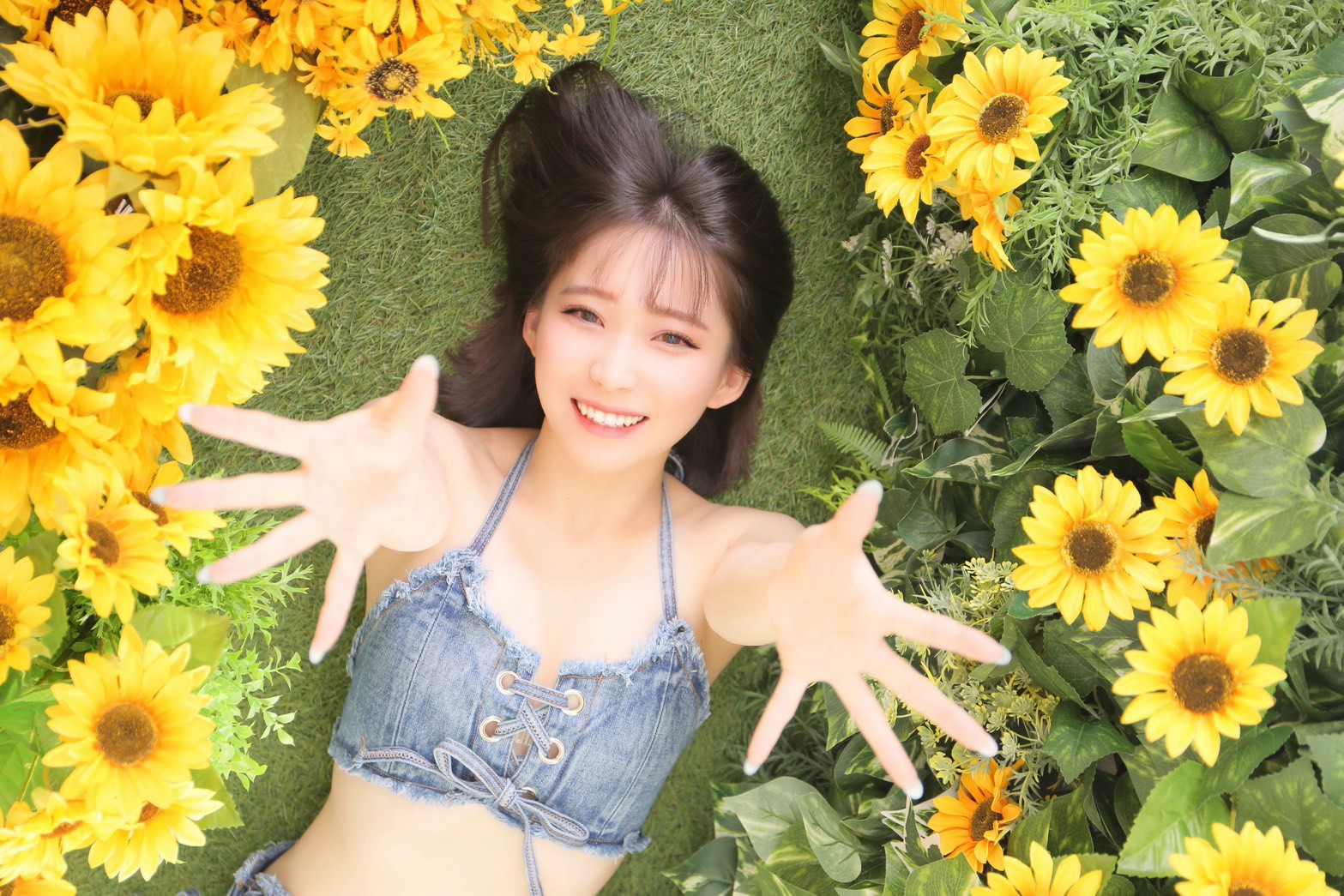 ひまわりに囲まれて両手を広げる東堂れみ、自撮り写真64枚・動画7本追加の案内